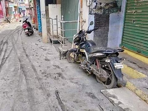 வேலூர் மாநகராட்சியில் இருசக்கர வாகனத்தை அகற்றாமல் சாலை அமைப்பு: ஒப்பந்தம் ரத்து