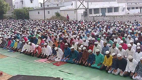 நாமக்கல் ஈத்கா மைதானத்தில் ஞாயிற்றுக்கிழமை நடைபெற்ற பக்ரீத் சிறப்பு தொழுகையில் பங்கேற்ற இஸ்லாமியர்கள்.