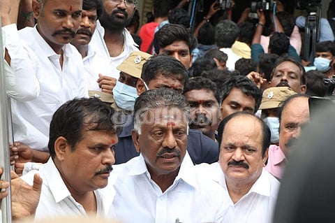 அதிமுகவிலிருந்து ஓ. பன்னீர்செல்வத்தை நீக்கம்: சிறப்புத் தீர்மானம் நிறைவேற்றம்