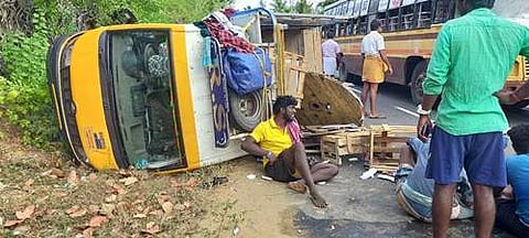 விபத்துக்குள்ளான வேன்.