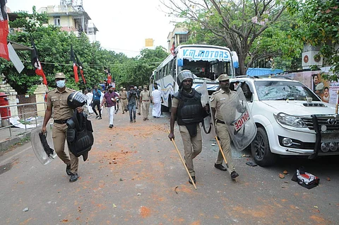 அதிமுக அலுவலக கலவரம்: 400 பேர் மீது வழக்குப்பதிவு