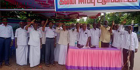 ஓய்வுபெற்ற பள்ளி, கல்லூரி ஆசிரியர் நலச்சங்கத்தினர் கவன ஈர்ப்பு ஆர்ப்பாட்டம்