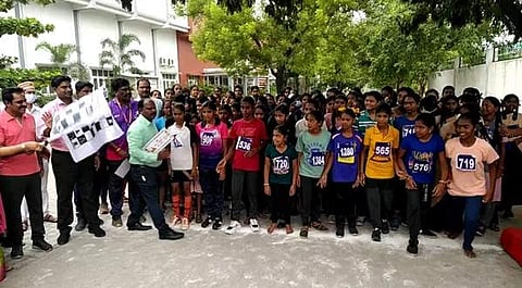 காஞ்சிபுரத்தில் விழிப்புணர்வு மாரத்தான் போட்டியில் பங்கேற்ற 300-க்கும் மேற்பட்டோர் பள்ளி, கல்லூரி மாணவ மாணவியர்கள்.