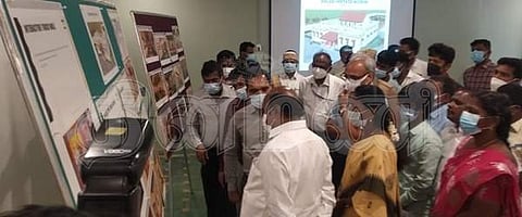 கீழடியில் அகழ் வைப்பக கட்டுமானப் பணிகளை ஆய்வு செய்த பொதுப்பணி மற்றும் நெடுஞ்சாலைத் துறை அமைச்சர் எ.வ.வேலு.