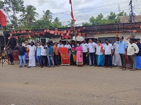 மன்னார்குடியில் டாஸ்மாக் மதுக்கடைகளை அகற்றக் கோரி நடைபெற்ற உண்ணாவிரதப் போராட்டத்தில் பங்கேற்ற நாம் தமிழர் கட்சி கையூட்டு ஊழல் ஒழிப்பு பாசறையினர்.