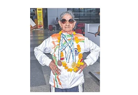 முதியோா் தடகளத்தில் முத்திரை பதித்த மூதாட்டி