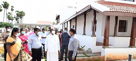 அரசின் திட்டங்கள் மக்களைச் சென்றடைய அலுவலா்கள் ஒத்துழைக்க வேண்டும்