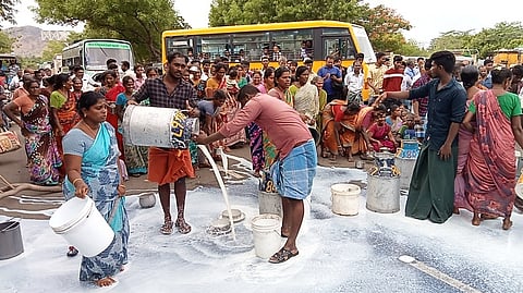உசிலம்பட்டி அருகே பொதுமக்கள் பாலை கொட்டி சாலை மறியல்