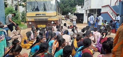 வாலாஜாபேட்டை அருகே அரசு பேருந்தை சிறைபிடித்து பள்ளி மாணவ, மாணவிகள் ஆர்ப்பாட்டம்