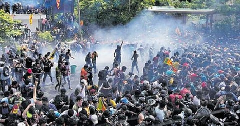 இலங்கை பிரதமர் ரணில் விக்ரமசிங்க பதவி விலகக் கோரி அவரது அலுவலகம் முன் ஆர்ப்பாட்டத்தில் ஈடுபட்டவர்கள் மீது கண்ணீர் புகைக் குண்டுகளை வீசிய போலீஸார்.