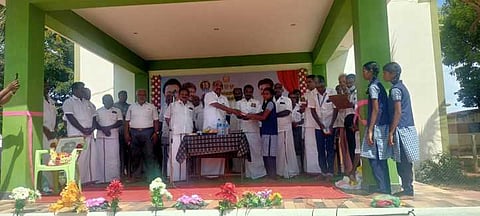 ஏலாக்குறிச்சி அரசு மேல்நிலைப் பள்ளியில் நடைபெற்ற விழாவில், போட்டிகளில் வென்ற மாணவி ஒருவருக்கு பரிசு வழங்குகிறாா் சட்டப் பேரவை உறுப்பினா் கு.சின்னப்பா.