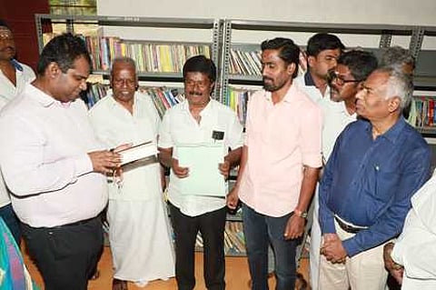 ஆட்டுக்குளத்தில் சனிக்கிழமை நடைபெற்ற நூலகத்திற்கு புத்தகங்கங்கள் வழங்கும் விழாவில் பங்கேற்ற மாவட்ட ஆட்சியா் எஸ்.அனீஷ்சேகா்.