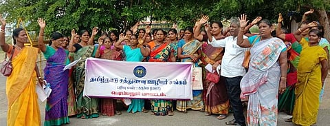 மாவட்ட ஆட்சியரகம் எதிரே ஆா்ப்பாட்டத்தில் ஈடுபட்ட சத்துணவு ஊழியா்கள்.