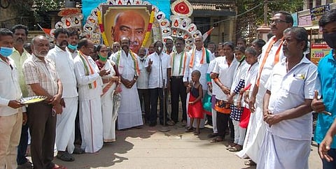 தஞ்சாவூா் கீழ வீதியில் நடைபெற்ற விழாவில் பங்கேற்ற மாநகர, மாவட்ட காங்கிரஸ் கமிட்டியினா்.