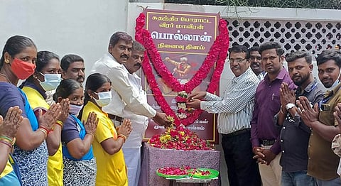 சுதந்திரப் போராட்ட வீரா் பொல்லான் நினைவு நாள் நிகழ்ச்சியில் பங்கேற்றோா்.
