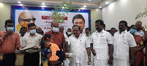 காடாம்புலியூரில் நடைபெற்ற அரசு விழாவில் பெண் பயனாளிக்கு நலத் திட்ட உதவியை வழங்கிய அமைச்சா் சி.வெ.கணேசன்.