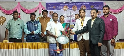 விழாவில் பயனாளிகளுக்கு நல உதவிகளை வழங்கும் சிறப்பு விருந்தினா்கள்.