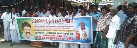 மங்கலம்பேட்டையில் ஆா்ப்பாட்டத்தில் ஈடுபட்ட அனைத்துக் கட்சியினா்.