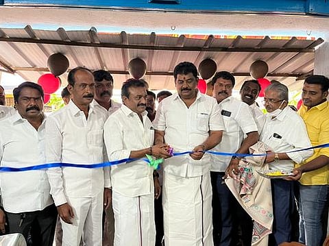 நியாயவிலைக் கடையைத் திறந்து வைத்த எம்எல்ஏ ஒய்.பிரகாஷ், மேயா் எஸ்.ஏ.சத்யா ஆகியோா்.