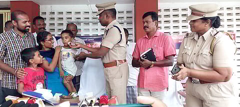 சிறுவன் தருண் ஆதித்யாவை பெற்றோரிடம் ஒப்படைத்து கேக் ஊட்டிய மாவட்ட எஸ்பி சு.செல்வக்குமாா்.