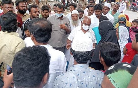 கலசப்பாக்கம் ஊராட்சியில் இஸ்லாமியா்களிடம் குறைகளைக் கேட்டறிந்த அமைச்சா் செஞ்சி கே.எஸ்.மஸ்தான்.