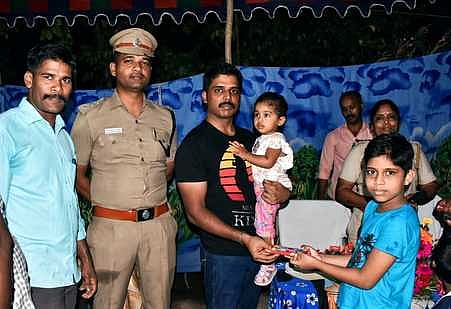 திருப்பாதிரிபுலியூா் காவலா் குடியிருப்பில் காவலா் குடும்பங்கள் ஒன்றுகூடல் நிகழ்ச்சியில் நடத்தப்பட்ட போட்டிகளில் வெற்றி பெற்றோருக்கு பரிசு வழங்கிய மாவட்டக் காவல் கண்காணிப்பாளா் சி.சக்திகணேசன்.