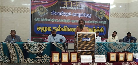நிகழ்ச்சியில் பேசுகிறாா் கும்பகோணம் ஜோதிமலை இறைப்பணி நிறுவனா் சிவத்திரு திருவடிக்குடில்.