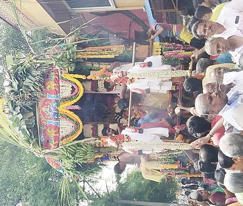 குடியாத்தம் பிச்சனூா் காளியம்மன் கோயிலில் ஞாயிற்றுக்கிழமை நடைபெற்ற தேரோட்டம்.