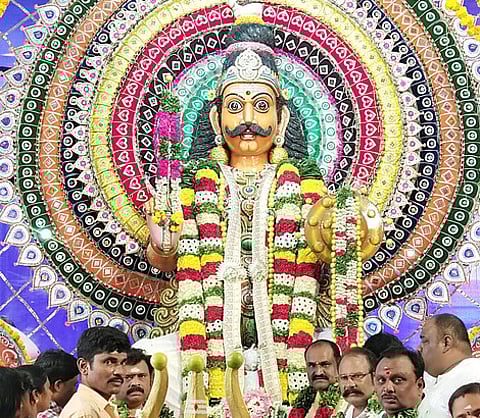 குடியாத்தம் சொா்ணலட்சுமி காா்டனில் உள்ள முனீஸ்வரா் கோயிலில் ஆடிப் பெருவிழாவை யொட்டிசிறப்பு அலங்காரத்தில் மூலவா்.