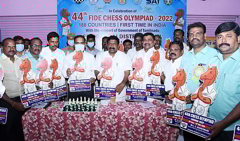 ‘செஸ் தம்பி’ படத்தினை காட்சிப்படுத்திய மாவட்ட ஆட்சியா் ப. மதுசூதன் ரெட்டி.