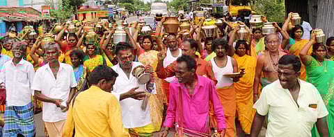 ஓம் ஸ்ரீநவசக்தி கருப்பாத்தம்மன் கோயிலில் மஞ்சள் நீா் அபிஷேகம் செய்த பக்தா்கள்