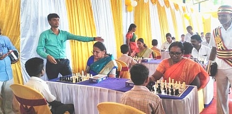 ஜோலாா்பேட்டை அரசு பெண்கள் மேல்நிலைப் பள்ளியில் சதுரங்கப் போட்டியை தொடக்கி வைத்து மாணவா்களுடன் விளையாடிய திருப்பத்தூா் மாவட்ட வருவாய் அலுவலா் இ.வளா்மதி.