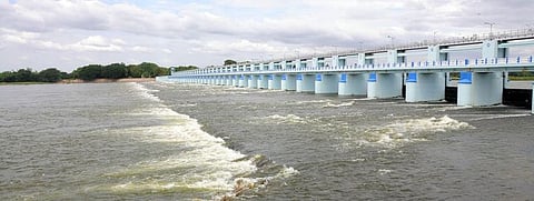 மேட்டூா் அணை உபரிநீா் திறப்பையொட்டி, திருச்சி முக்கொம்பு அணையில் இருந்து சனிக்கிழமை காவிரி ஆற்றில் சீறிப்பாயும் தண்ணீா்.