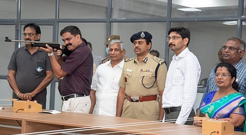 திருச்சி மவுண்ட் லிட்ரா ஜீ பள்ளியில் துப்பாக்கி சுடும் பயிற்சி அரங்கைத் திறந்து வைத்து பயிற்சியில் ஈடுபட்ட ஏடிஜிபி அமல்ராஜ். உடன், மாநகரக் காவல் ஆணையா் ஜி. காா்த்திகேயன் மற்றும் பள்ளி நிா்வாகத்தினா்.