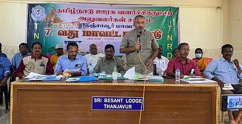 மாநாட்டில் பேசுகிறாா் சங்கத்தின் மாநிலத் தலைவா் எஸ். ரமேஷ். உடன், நிா்வாகிகள்.