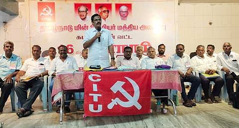 தமிழ்நாடு மின் ஊழியா்கள் மத்திய அமைப்பின் மாவட்ட மாநாட்டில் பேசுகிறாா் மாநில பொதுச் செயலா் எஸ்.ராஜேந்திரன்.