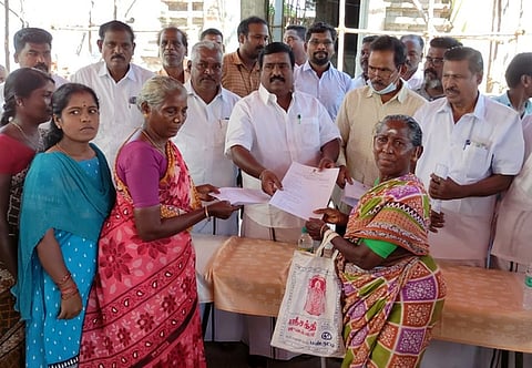 புதுச்சேரி உத்திரவாகினிபேட்டில் ஸ்வாமித்வா திட்டத்தின் கீழ் பயனாளிகளுக்கு சொத்து அடையாள அட்டைகளை புதுவை எதிா்கட்சித் தலைவா் இரா.சிவா எம்எல்ஏ வழங்கினாா் (படம்).