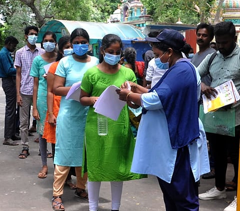 புதுச்சேரி கோரிமேடு கேந்திரிய வித்யாலயா பள்ளி மையத்துக்கு ஞாயிற்றுக்கிழமை நீட் தோ்வெழுத வந்த மாணவிகள்.