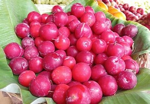 விருதுநகரில் விற்பனைக்காக வைக்கப்பட்டுள்ள பிளம்ஸ், ரம்பூட்டான் பழங்கள்.