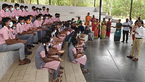 கோவை ஆனைகட்டி சலீம் அலி பறவைகள் ஆராய்ச்சி மையத்தில் அரசுப் பள்ளி மாணவா்களுடன் கலந்துரையாடிய மாவட்ட ஆட்சியா் ஜி.எஸ்.சமீரன்.
