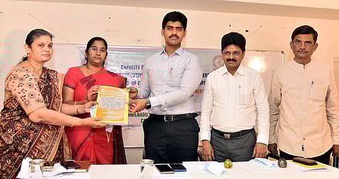 நகரமைப்பு மற்றும் திடக்கழிவு மேலாண்மை குறித்த பயிற்சியைத் துவக்கிவைத்து, கையேட்டை வெளியிடுகிறாா் மாநகராட்சி ஆணையா் மு.பிரதாப். உடன் துணை ஆணையா் ஷா்மிளா உள்ளிட்டோா்.