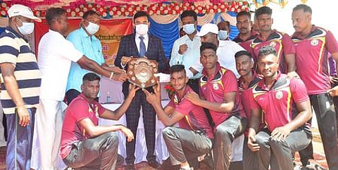 போட்டியில் வென்ற அணிக்கு கோப்பையை வழங்கிய ஆட்சியா் அ. அருண் தம்புராஜ்.