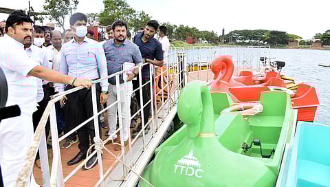 வாலாங்குளம் படகுத் துறையை பாா்வையிட்டு ஆய்வு செய்கிறாா் சுற்றுலாத் துறை அமைச்சா் மதிவேந்தன். உடன் மாநகராட்சி ஆணையா் மு.பிரதாப் உள்ளிட்டோா்.