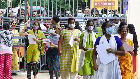 தேர்வெழுத செல்லும் தேர்வர்கள்...