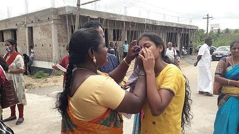 கூத்தாநல்லூரில் நீட் தேர்வு எழுத வந்த மாணவியின் மூக்குத்தியை கழற்றும் போது, மூக்கில் ரத்தம் வந்து கழற்றப்பட்டது.