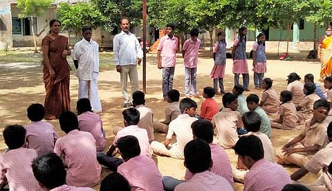 சிறுவளூா் அரசு உயா்நிலைப் பள்ளியில் காமராஜா் வேடமணிந்து, தேசியக் கொடியேற்றிப் பேசும் மாணவா் பரணிதரன். உடன் தலைமை ஆசிரியா் சின்னதுரை உள்ளிட்டோா்.