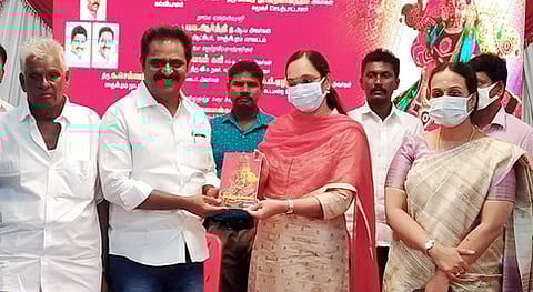 கூத்துக்கலை நூலை காஞ்சிபுரம் மாவட்ட ஆட்சியா் மா.ஆா்த்தி வெளியிட, அதனைப் பெற்றுக் கொண்ட சி.வி.எம்.பி.எழிலரசன் எம்.எல்.ஏ.