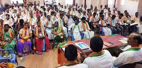 திண்டுக்கல்லில் ஞாயிற்றுக்கிழமை நடைபெற்ற செயற்குழுக் கூட்டத்தில் பங்கேற்ற பாஜகவினா்.