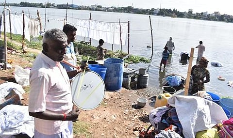 ஈரோடு கருங்கல்பாளையம் காவிரி ஆற்றில் வெள்ளப் பெருக்கு ஏற்பட்டுள்ள நிலையில் தண்டோரா மூலம் வெள்ள அபாய எச்சரிக்கை விடும் ஊழியா்.