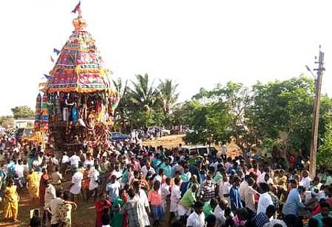 தேரோட்டத்தில் தேரை வடம் பிடித்து இழுக்கும் பக்தா்கள்.